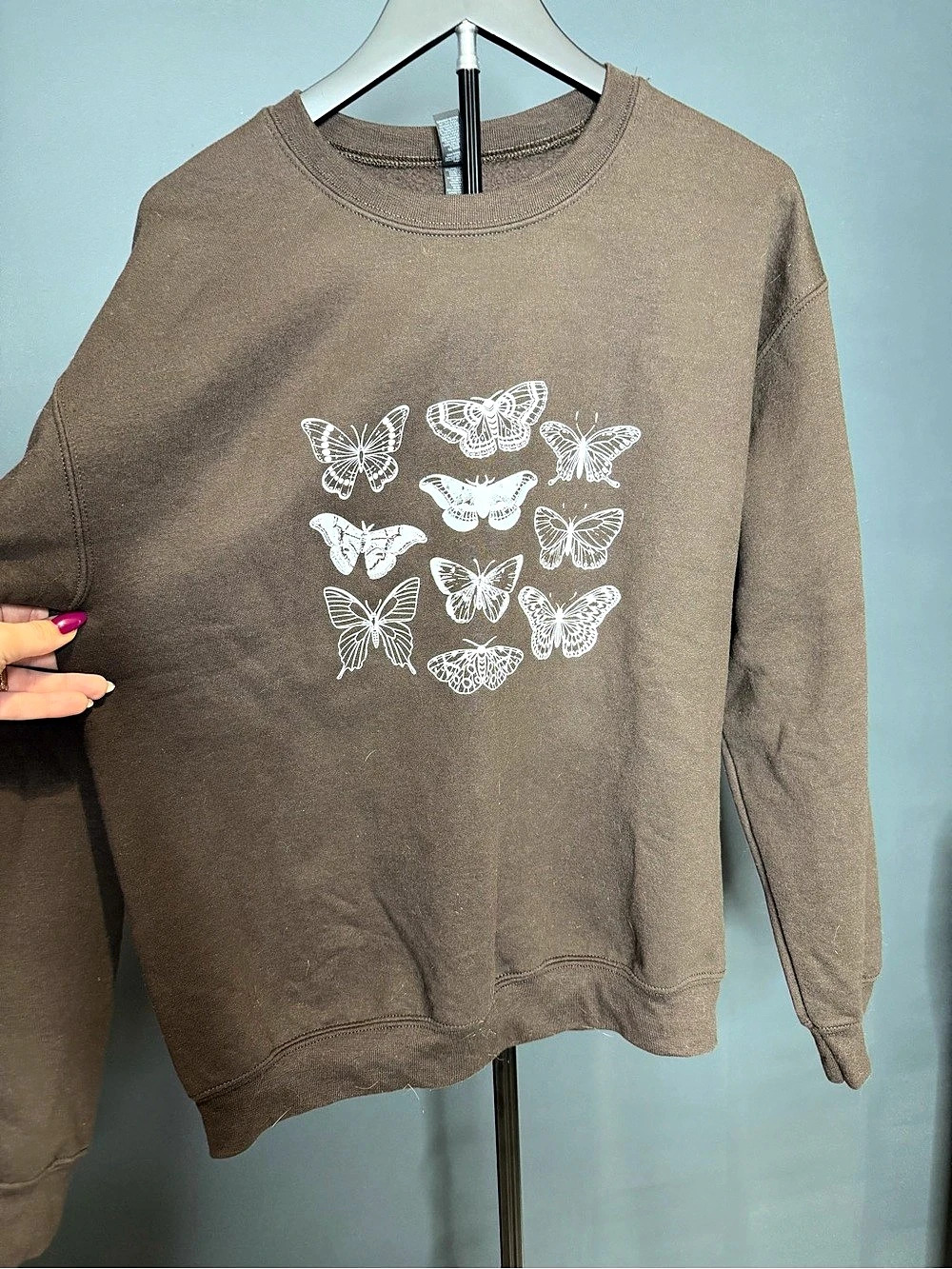 Gildan Butterfly Graphic Sweatshirt in Brown Size Medium